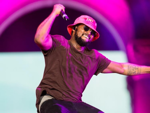 Những câu chuyện kinh dị có thể khiến bạn không bao giờ dám đi máy bay - 7 Khi rapper Schoolboy Q xuống sân bay ở Burbank, California, United Airlines đã đưa trả cho anh một con chó hoàn toàn xa lạ. Chú chó bulldog của anh có tên Yeeerndamean đã bị đưa nhầm đến Chicago. Tuy nhiên, chú đã nhanh chóng được trở về an toàn với chủ của mình vào tối thứ Sáu tuần đó.