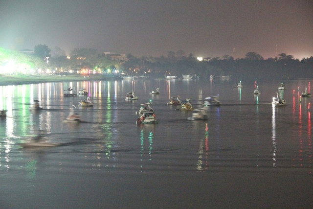 Không pháo hoa, giao thừa đậm chất văn hoá Việt - 14 Một số bạn trẻ Huế chọn trò chơi đạp vịt trên sông Hương để đón Giao thừa