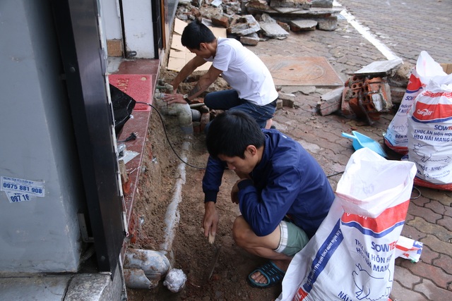Muôn kiểu "chế" bậc tam cấp trên vỉa hè của người Hà Nội - 17 Toàn bộ đường ống nước của các hộ gia đình trên mặt phố Xã Đàn đều đặt ở phía ngoài. Sau khi phá bỏ phần thềm nhà thì phần ống dẫn nước này bị lộ ra ngoài. Nhiều gia đình đã phải tìm cách để khắc phục, không để ống lộ thiên gây hư hỏng.