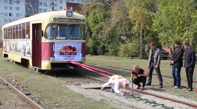 "Hỗn" với cô gái khỏe nhất Siberia, nhận bài học nhớ đời - 3 Oksana kéo tàu điện nặng 17 tấn.