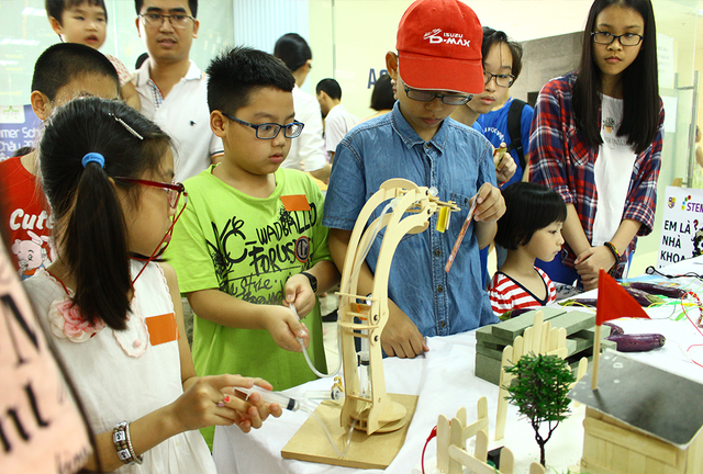 Cận cảnh màn đóng đinh bằng chuối khiến hàng trăm học sinh thích thú - 8 Ngày hội STEM đã đem đến những thực nghiệm khoa học bổ ích lý thú cho các em học sinh.