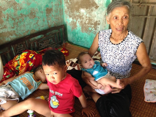 Sốc: Người mẹ Thanh Hóa 2 lần tự tay cắt dây rốn cho con vì không có tiền - 3
Nhà neo người, mẹ chồng lại già yếu nên chị Dung phải làm hết mọi việc từ lúc sinh con. Ảnh: Thuỳ Anh