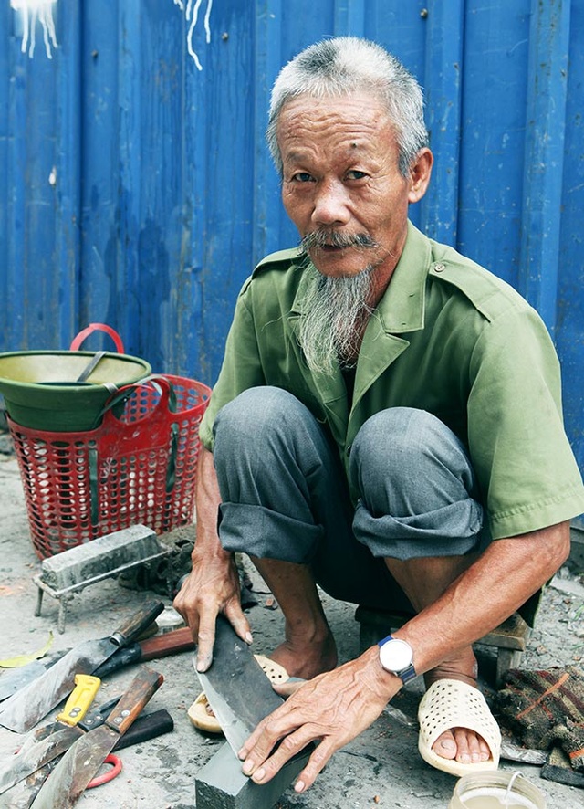 Đầu bạc, lưng còng len lỏi mưu sinh khắp Thủ đô - 3 Đầu bạc, lưng còng len lỏi mưu sinh khắp Thủ đô - 3