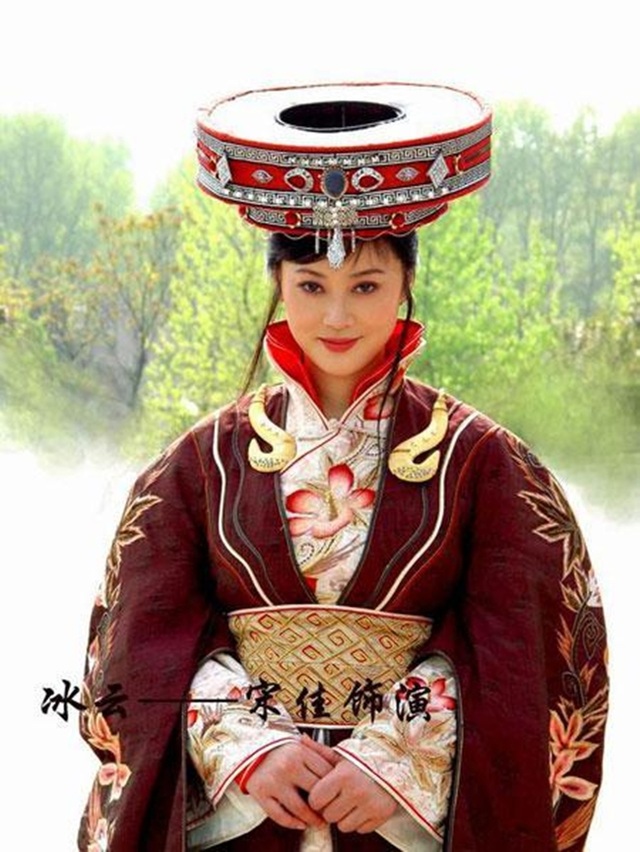 Mỹ nhân Hoa suýt "gãy cổ" vì những búi tóc khổng lồ - 9 Mỹ nhân Hoa suýt "gãy cổ" vì những búi tóc khổng lồ - 9