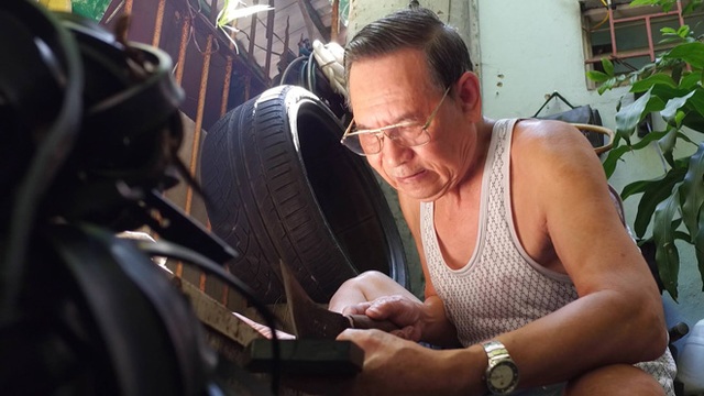 Chuyện lạ về "ông vua" đôi dép huyền thoại: Hạn chế người mua - 3 Từng đường dao cắt đế rất “ngọt”