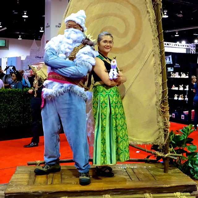 Cặp vợ chồng già đam mê cosplay gây sốt - 8 Anna và Kristoff của “Frozen” cũng phải ngoái đầu nhìn vì độ trẻ trung của hai ông bà