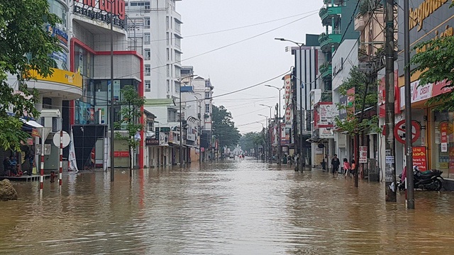 Hàng trăm nhà dân đang bị cô lập trong nước lũ - 14 Đường Hùng Vương