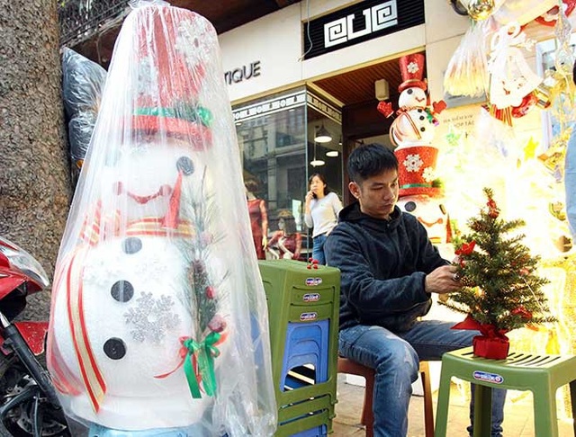 “Nặn” người tuyết, nghề độc lạ ở Thủ đô mùa Noel - 3 “Nặn” người tuyết, nghề độc lạ ở Thủ đô mùa Noel - 3