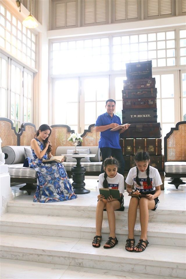 
Gia đình MC Quyền Linh hào hứng với “trường đại học” resort này khi thấy sách để ở mọi nơi. Lọ Lem và Hạt Dẻ như những “sinh viên nhí” say sưa khám phá kho kiến thức của nhân loại.
