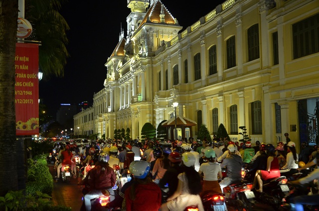 Rộn ràng đêm Noel khắp cả nước - 9 Giao thông trước khu vực UBND TP kẹt cứng