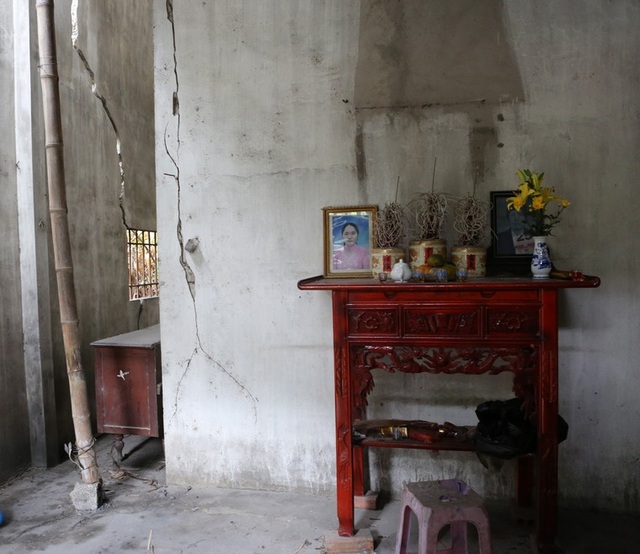 Quảng Ninh: Hơn 1000 hộ dân phải sống bên "hố tử thần" vì nạn khai thác than thổ phỉ - 9
Nhà lún vẫn phải dành chỗ thờ cúng tổ tiên trong tường nứt hiểm nguy.