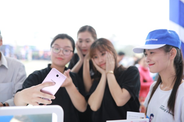 Bất chấp mưa to, Isaac, Emily, Hạnh Sino vẫn hết mình cùng khán giả Thanh Hoá - 9 Trước đó, tại quảng trường Lam Sơn, khách tham gia chương trình cũng đã có cơ hội trải nghiệm công nghệ đỉnh cao với dòng điện thoại Galaxy J Prime với các tính năng nổi bật như cụm camera “Thủ lĩnh bóng tối” với khẩu độ f/1.9 cho hình ảnh sắc nét trong điều kiện thiếu sáng hay tính năng bảo mật vân tay một chạm…