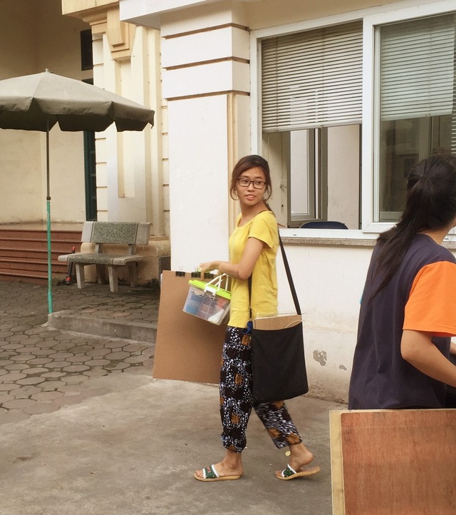 Thí sinh lỉnh kỉnh xô, chậu đi… thi đại học - 9 Ngoài dụng cụ thi năng khiếu, một số thí sinh còn mang sẵn cả hộp cơm trưa.