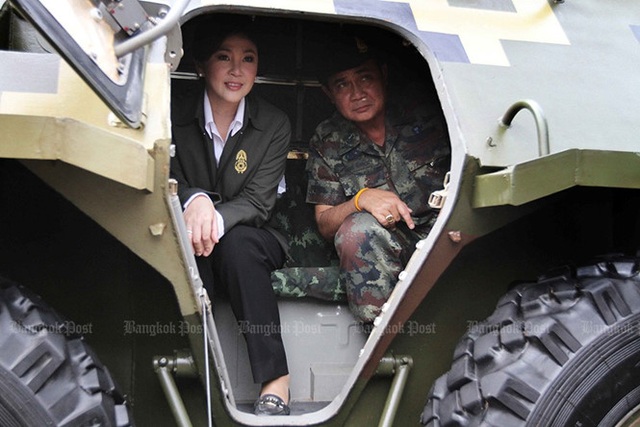 Yingluck Shinawatra: Người liên tục khiến chính trường Thái Lan "dậy sóng" - 10
Thủ tướng Yingluck và chỉ huy quân đội thời điểm đó – ông Prayut Chan-o-cha ngồi trong xe bọc thép quan sát cuộc diễn tập chung có tên “Kotchasee 2012” của quân đội Thái Lan và Singapore ở Watthana Nakhon (Sa Kaeo, Thái Lan) ngày 6/4/2012. Ảnh: Bangkok Post
