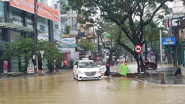 Hàng trăm nhà dân đang bị cô lập trong nước lũ - 15 Ghe thuyền đậu sát... ô tô trên đường Bến Nghé