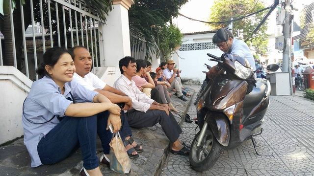 Sáng nay, hơn 3.800 học sinh khảo sát năng lực vào lớp 6 trường Trần Đại Nghĩa - 3 Phụ huynh chờ trước cổng trường thi tại Hội đồng thi Trường THCS Trần Văn Ơn, TPHCM.