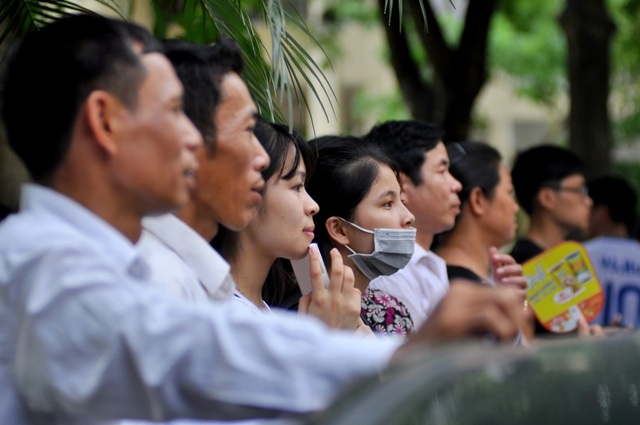 6 câu hỏi, 3 nguyên tắc và một triệu băn khoăn trước kì thi THPT quốc gia - 2 Phụ huynh lo âu trước cửa phòng thi tốt nghiệp THPT quốc gia 2016 tại Hà Nội (ảnh: Hà Trang)