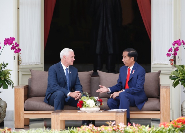 Phó Tổng thống Mỹ thăm nhà thờ Hồi giáo lớn nhất Đông Nam Á - 1
Phó Tổng thống Mỹ Mike Pence (trái) trò chuyện cùng Tổng thống Indonesia Joko Widodo tại dinh tổng thống ở thủ đô Jakarta hôm 20/4.