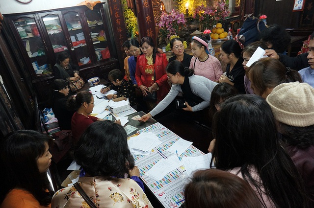 Hà Nội: Chen chân đăng ký "dâng sao giải hạn" ở chùa Phúc Khánh - 5 Để tránh việc quá tải, chùa Phúc Khánh bố trí nhiều bàn đăng ký, phục vụ người dân làm lễ cả ở bên trong lẫn phía bên ngoài Chùa. Tuy nhiên, đoàn người vẫn phải xếp hàng dài mới đến lượt.