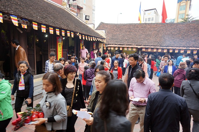 Hà Nội: Chen chân đăng ký "dâng sao giải hạn" ở chùa Phúc Khánh - 1
Chùa Phúc Khánh còn có tên gọi là chùa Sở nằm trên phố Tây Sơn (Đống Đa, Hà Nội). Chùa nổi tiếng linh thiêng, vì thế luôn có rất đông người dân tới chiêm bái, lễ Phật. Ngoài ra, đây cũng là nơi nhiều người tìm đến để dâng sao giải hạn theo quan niệm tâm linh riêng. Cao điểm nhất là tháng Giêng hàng năm, mỗi ngày có hàng nghìn lượt khách tới chùa.