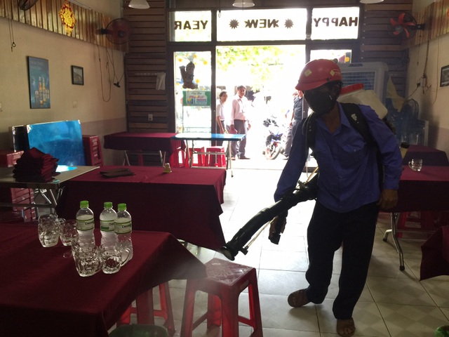 Vụ 17 du khách ngộ độc: Do dưa chua của quán cơm gà - 2 Cơ quan chức năng phun hoá chất, khử trùng vệ sinh quán cơm gà Bà Buội