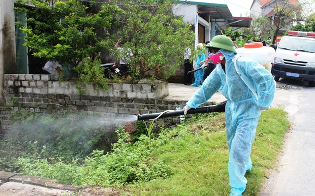 Hà Nam: Số ca mắc sốt xuất huyết tiếp tục tăng - 2 Phun thuốc diệt muỗi tại khu vực có chùm ca bệnh sốt xuất huyết