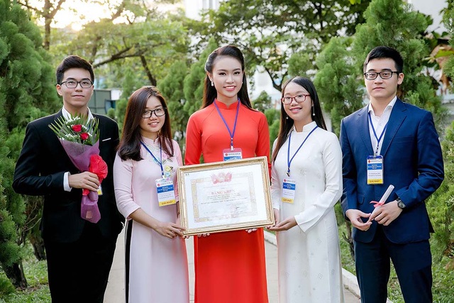 Người đẹp Hoa hậu Việt Nam giành giải Nhất sinh viên nghiên cứu khoa học - 5 Các thành viên trong team nghiên cứu khoa học của Ngọc Vân.