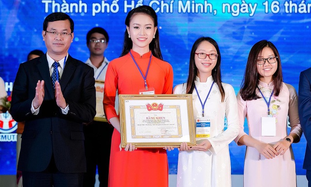 Người đẹp Hoa hậu Việt Nam giành giải Nhất sinh viên nghiên cứu khoa học - 2 Người đẹp rạng rõ và xinh tươi khi diện bộ áo dài truyền thống trong ngày nhận giải thưởng.