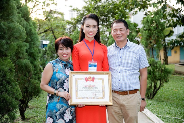 Người đẹp Hoa hậu Việt Nam giành giải Nhất sinh viên nghiên cứu khoa học - 4 Bố mẹ Ngọc vân luôn tự hào và hãnh diện về con gái.