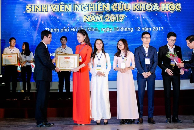Người đẹp Hoa hậu Việt Nam giành giải Nhất sinh viên nghiên cứu khoa học - 1 Người đẹp Phùng Bảo Ngọc Vân nhận giải thưởng Sinh viên nghiên cứu khoa học năm 2017.