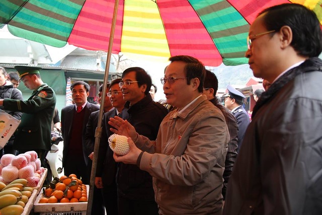 Cán bộ cửa khẩu nói không có gia cầm lậu, vậy gà Trung Quốc ở đâu ra? - 1 Phó Chủ tịch Quốc hội hỏi về nguồn gốc lê, táo bán trong chợ, tiểu thương trả lời mua ở Trung Quốc nhưng cũng qua trung gian, không biết cụ thể hàng lấy từ đâu.