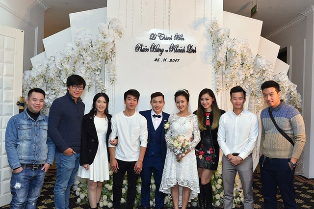 "Hot boy thể dục" Phạm Phước Hưng hôn vợ ngọt ngào trong ngày cưới - 11
Những người đồng đội của Phước Hưng tại đội tuyển TDDC như Hoàng Cường, Hà Thanh, cựu VĐV Trương Minh Sang và hot girl thể dục nghệ thuật Thu Hà cũnng đến chung vui.
