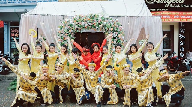 "Hot boy thể dục dụng cụ" Phạm Phước Hưng làm lễ ăn hỏi với cô dâu 9X - 10
Khoảnh khắc ngộ nghĩnh của cặp đôi Khánh Linh – Phước Hưng và dàn phù dâu phù rể.