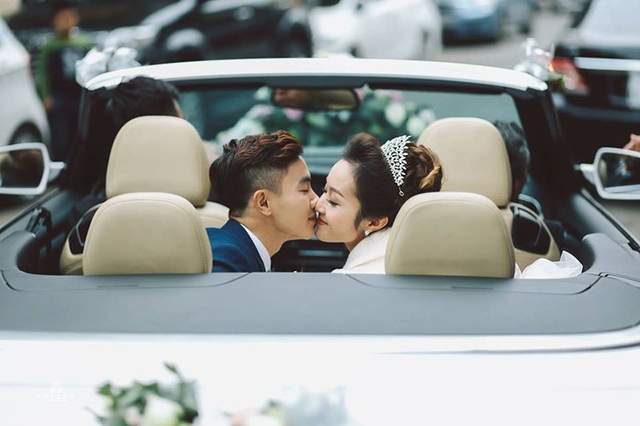 "Hot boy thể dục" Phạm Phước Hưng hôn vợ ngọt ngào trong ngày cưới - 3
Trao nhau nụ hôn ngọt ngào