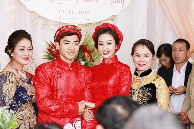 "Hot boy thể dục dụng cụ" Phạm Phước Hưng làm lễ ăn hỏi với cô dâu 9X - 4
Cặp đôi hạnh phúc cùng gia đình hai bên