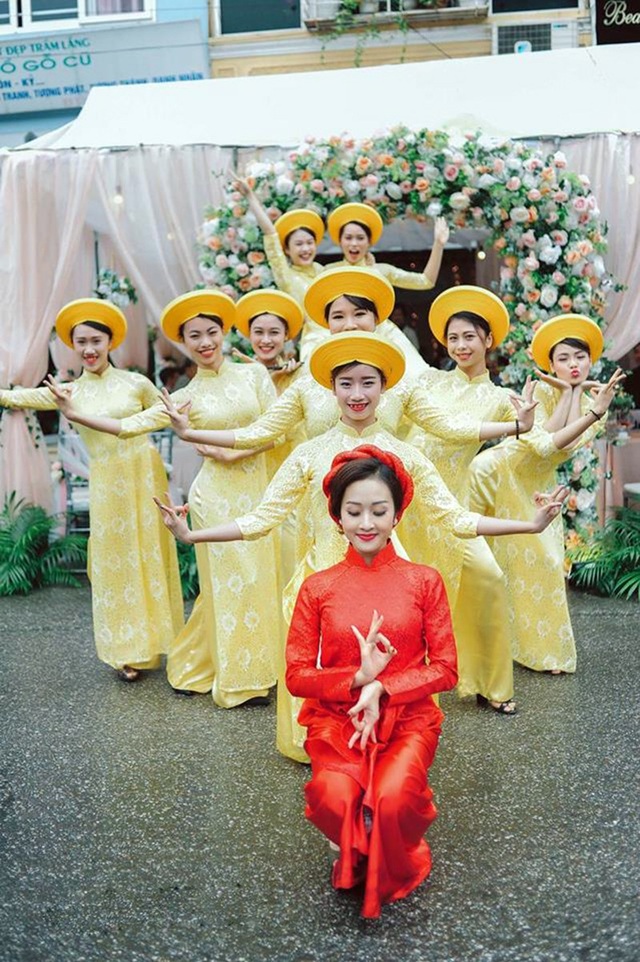 "Hot boy thể dục dụng cụ" Phạm Phước Hưng làm lễ ăn hỏi với cô dâu 9X - 6
Dàn phù dâu của Khánh Linh cũng là những người bạn ở trường múa, bởi vậy tất cả đều nhiệt tình tạo dáng như trong các bài múa