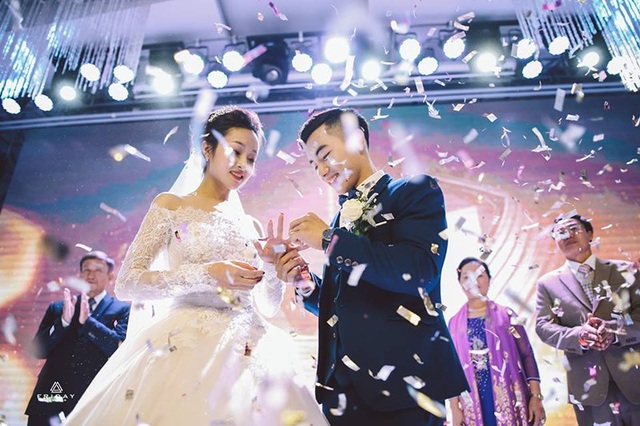 "Hot boy thể dục" Phạm Phước Hưng hôn vợ ngọt ngào trong ngày cưới - 7
Trao nhau chiếc nhẫn cưới gắn kết 2 cuộc đời