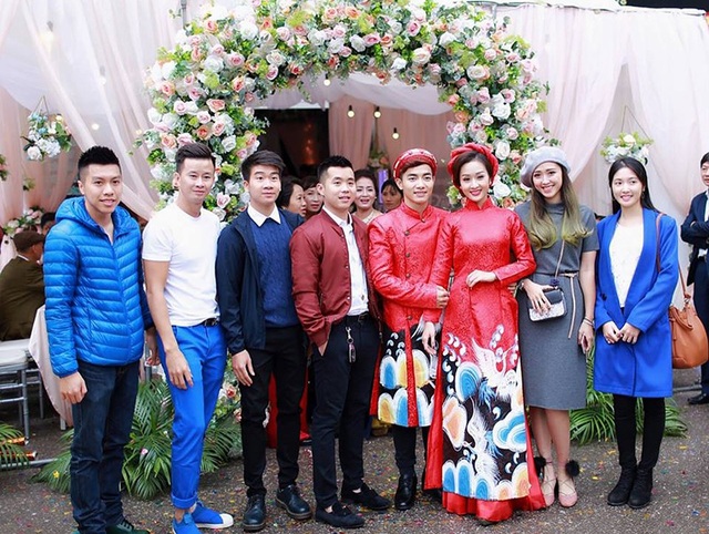 "Hot boy thể dục dụng cụ" Phạm Phước Hưng làm lễ ăn hỏi với cô dâu 9X - 5
HLV Thu Hà, Minh Sang và nhiều đồng đội của Phước Hưng tại đội tuyển TDDC Việt Nam cũng có mặt để chúc mừng