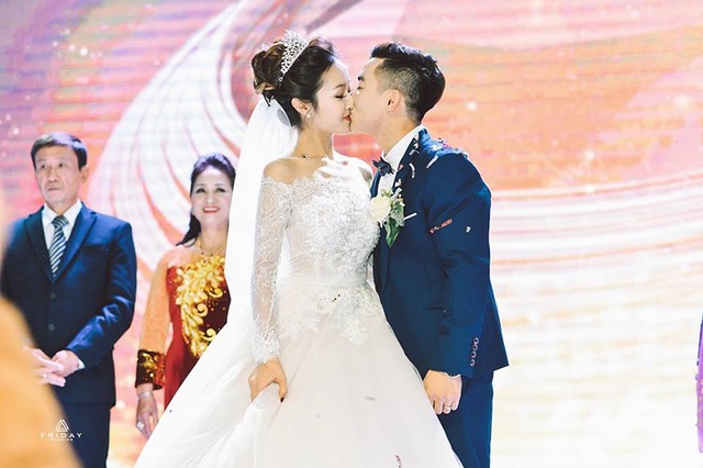 "Hot boy thể dục" Phạm Phước Hưng hôn vợ ngọt ngào trong ngày cưới - 8
Nụ hôn ngọt ngào