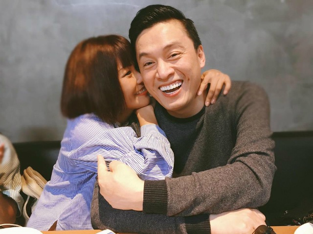 Hari Won - Trấn Thành kỷ niệm 500 ngày yêu; Hà Hồ trở lại làm người mẫu - 9 Lam Trường chia sẻ ảnh được Phương Thanh ôm thắm thiết: Mừng em Chanh chưa 18+. Cái này gọi là cưỡng hôn, bé Gà ngày càng dễ thương.