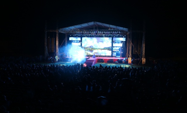 
Người dân đội mưa tại sân vận động Việt Trì để thưởng thức đêm nhạc.
