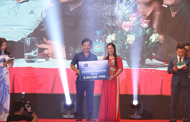 Trao hàng trăm suất quà đến tay các em nhỏ khó khăn trong đêm nhạc "Khát vọng tuổi thơ" - 5
Có mặt trong đêm nhạc thiện nguyện Nghệ sĩ Quang Tèo trao một phần quà cho các hoàn cảnh khó khăn trên địa bàn tỉnh Phú Thọ.