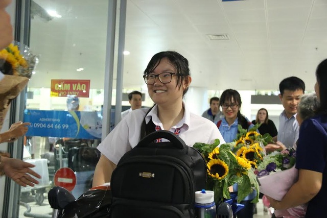 “Bóng hồng” duy nhất mang về huy chương Olympic Quốc tế năm nay - 1 Phương Thảo được sự đón chào nồng nhiệt của người thân, thầy cô, bạn bè khi trở về.