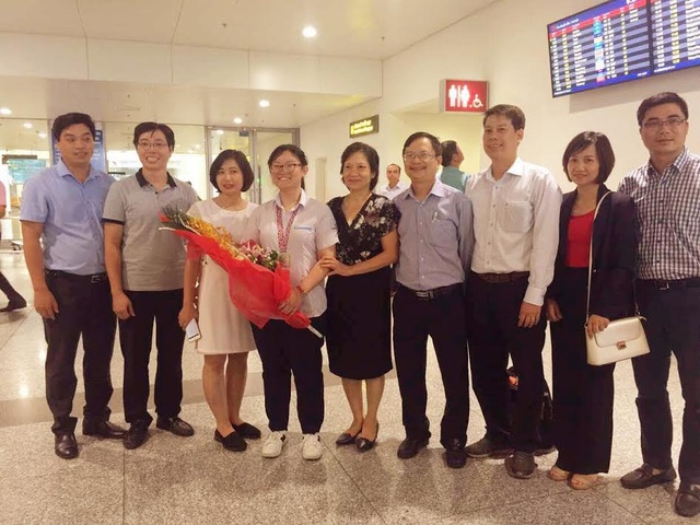 “Bóng hồng” duy nhất mang về huy chương Olympic Quốc tế năm nay - 3 Gia đình và thầy cô chúc mừng Phương Thảo giành huy chương bạc Olympic Sinh học Quốc tế 2017.