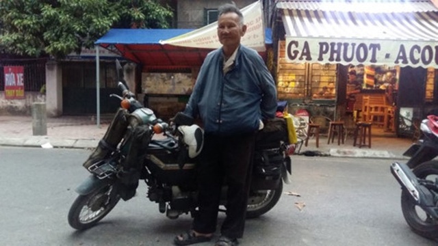 Những kiểu phượt siêu lạ của phượt thủ Việt - 1 Cụ Ngọc bên chiếc xe cub 15 năm vẫn chạy tốt.