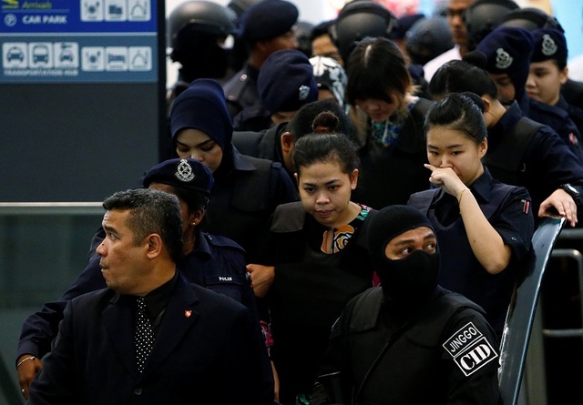 
Nghi phạm Đoàn Thị Hương và Siti Aishah bị dẫn giải tới sân bay Kuala Lumpur để tái hiện hiện trường vụ tấn công. (Ảnh: Reuters)
