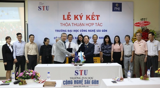 PNJ "bắt tay" STU, sinh viên có cơ hội rèn luyện kỹ năng thực tế - 1 Ông Lê Hữu Hạnh – Phó Tổng Giám đốc công ty PNJ và PGS.TS. Cao Hà Thi – Hiệu trưởng STU cùng đại diện hai bên đã thực hiện ký kết hợp tác.