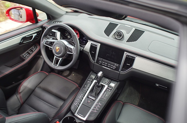 Porsche Macan GTS mới có gì để tự hào? - 8
Nội thất được bọc da Alcantara cao cấp. Đồng hồ đếm giờ gắn trên táp-lô gợi liên tưởng tới các đường đua.