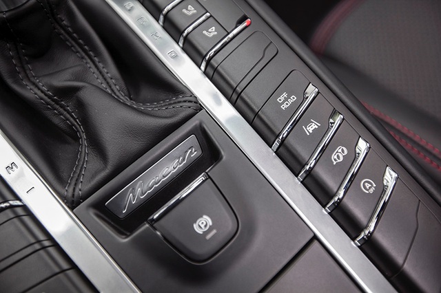 Porsche Macan GTS mới có gì để tự hào? - 10
Trên bệ trung tâm, người dùng còn có thể chủ động tự thay đổi độ cao của gầm xe thông qua nút nâng hạ gầm ở bên trái, với ba chế độ cài đặt - Normal, Terrain và Low Level. Chế độ “Terrain” sẽ được kích hoạt khi người dùng nhất nút đi địa hình “Off-Road” phía bên phải bệ trung tâm (ảnh trên).
