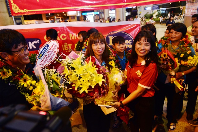 Đội tuyển nữ Việt Nam được đón tiếp nồng hậu khi về nước - 2 Bà Nguyễn Thu Ngọc - Phó TGĐ VPMilk, tặng hoa cho đội trưởng Kiều Trinh tại sân bay Tân Sơn Nhất